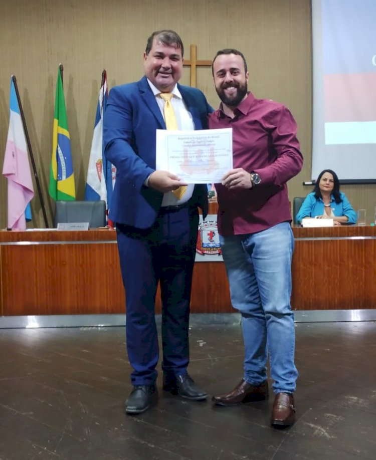 Jornalista Artur Cunha recebe prêmio