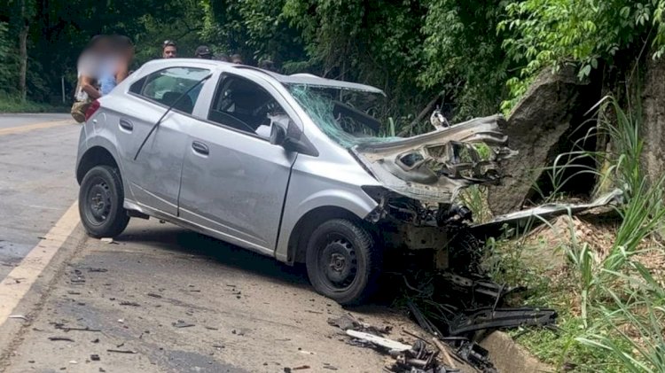 Mulher fica gravemente ferida em acidente entre carro e carreta em Aracruz