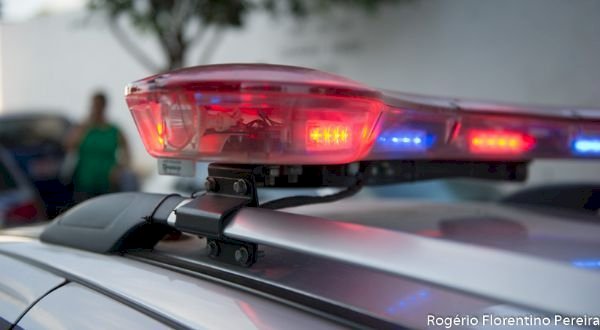 PM apreende arma de fogo e recaptura foragido da justiça na orla de Aracruz
