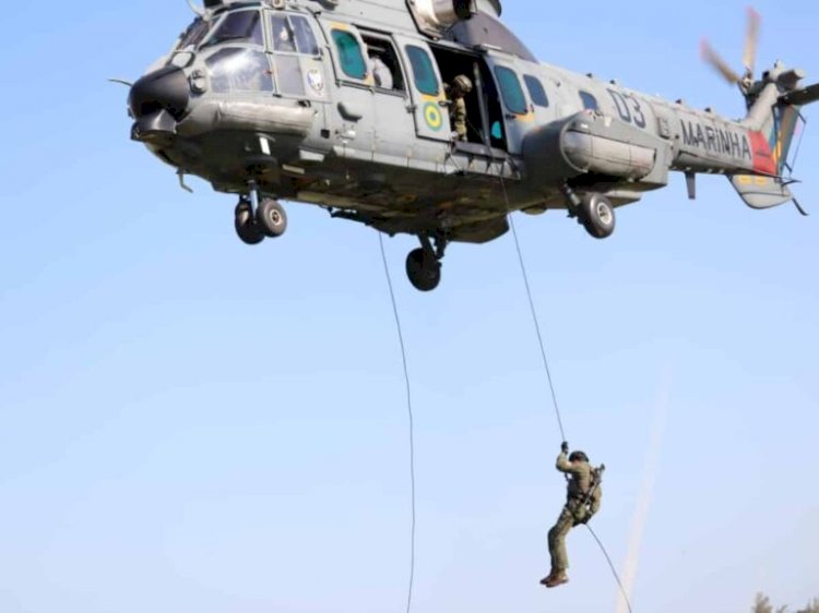 Fuzileiros Navais realizam exercício militar no aeródromo da Suzano, em Aracruz