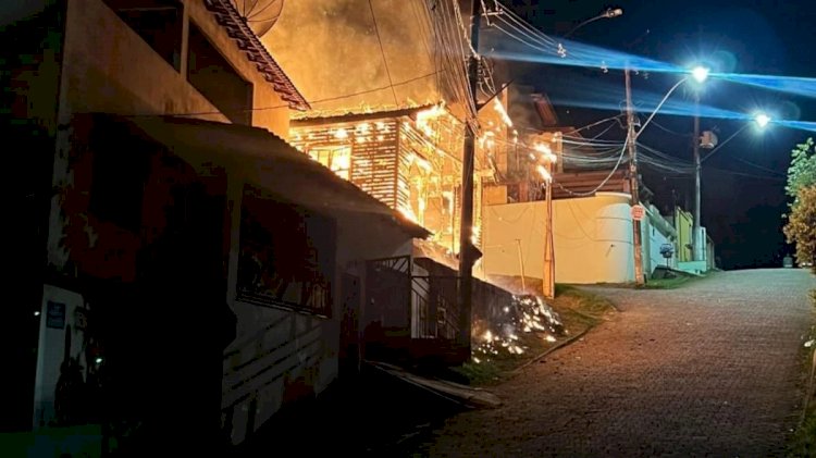 Fogo destrói casa em João Neiva e polícia investiga incêndio criminoso
